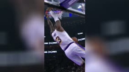 Lakers - LeBron s'envole pour un dunk spectaculaire
