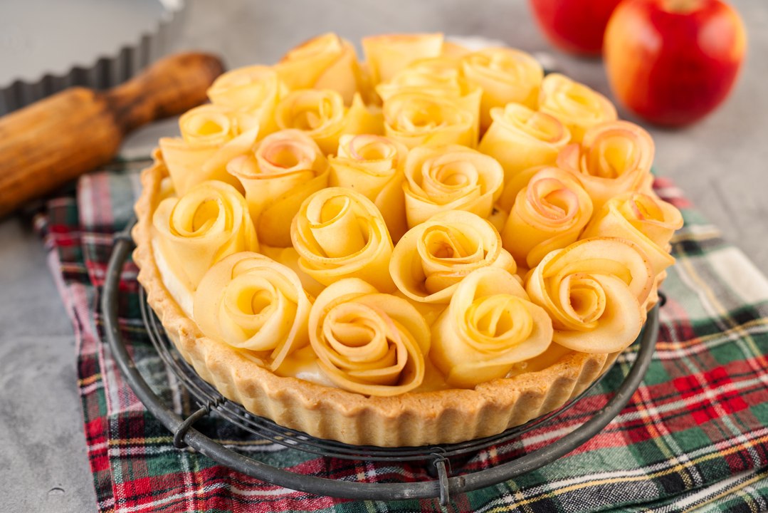Tarta de crema con flores de manzana