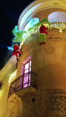Gesualdo (AV) - Babbo Natale e il Grinch che calano dalla torre del Castello  (24.11.25)
