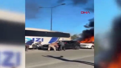 Minibüste çıkan yangın otomobile sıçradı; cipin son anda kurtarılması kamerada