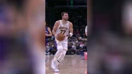 Lakers - Doncic fait un petit pont à Love et réalise un alley-oop