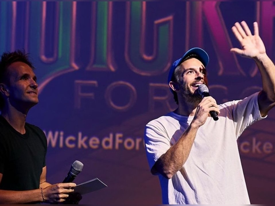 Jonathan Bailey überrascht Fans in Sydney bei 'Wicked'-Vorführung