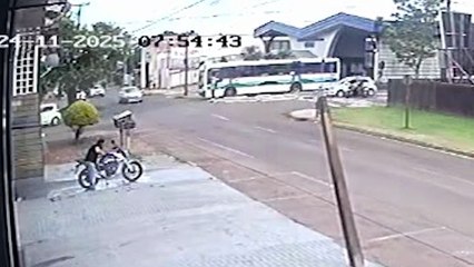 Carro e moto se envolvem em acidente na Rua Maringá, próximo ao Terminal Leste, em Cascavel