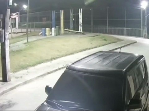 Vídeo mostra momento em que homem é assassinado por dupla em moto no interior de AL