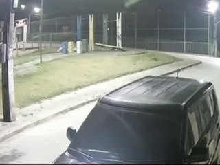 Vídeo mostra momento em que homem é assassinado por dupla em moto no interior de AL