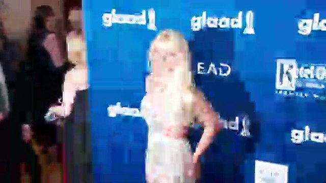 Britney Spears Checks Into Mental Hospital - Breaking News