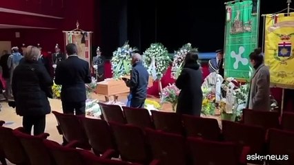 L'ultimo omaggio alla camera ardente di Vanoni, la bara fra i fiori