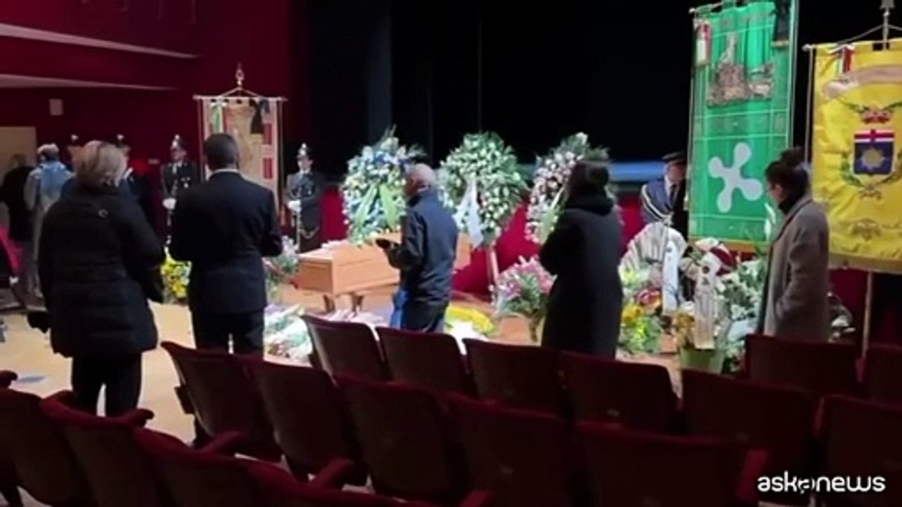 L'ultimo omaggio alla camera ardente di Vanoni, la bara fra i fiori