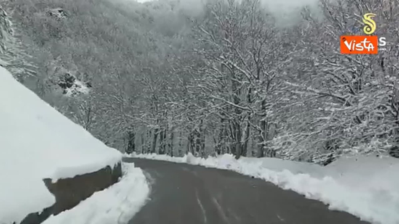 Mezzi di Anas a lavoro sulle strade calabresi per rimuovere neve e ghiaccio