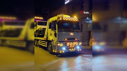 Sakarya’da tehlikeli gösteri! 3 oto kurtarıcı üst üste böyle yüklendi