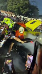 Homem força moto contra Camaro após competição de manobras