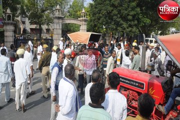 Pali News : ट्रैक्टरों से कलक्ट्रेट पहुंचे किसानों ने पकड़े पूर्व विधायक के पैर, बोले बचा लीजिए हमारी मेहनत