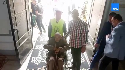 أحد ذوي الهمم يدلي بصوته داخل لجان المنوفية في اليوم الأول من المرحلة الثانية لانتخابات البرلمان
