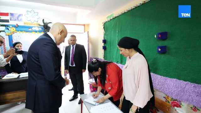 وزير التربية والتعليم محمد عبد اللطيف يدلي بصوته في انتخابات مجلس النواب بمدرسة رشيد الابتدائية