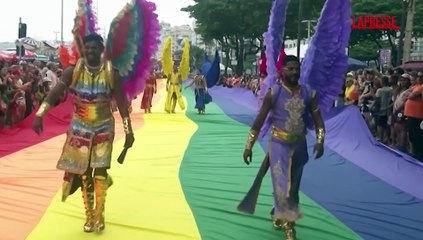 Brasile, la Pride Parade sfila a Rio de Janeiro: le immagini da Copacabana