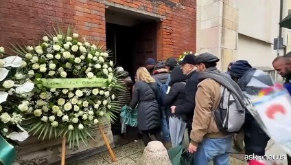 A Milano la gente in coda fuori dalla chiesa per i funerali di Vanoni