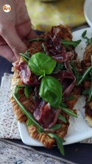 Croffle, le croissant gaufre garni de confiture de figues,fromage de chèvre et jambon!