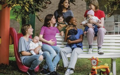 Madre si nasce o si diventa? È nei cinema Giovani madri, la nuova commedia umana dei fratelli Dardenne