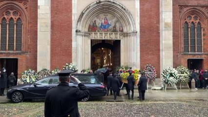 Vanoni, il feretro accolto dagli applausi a Milano