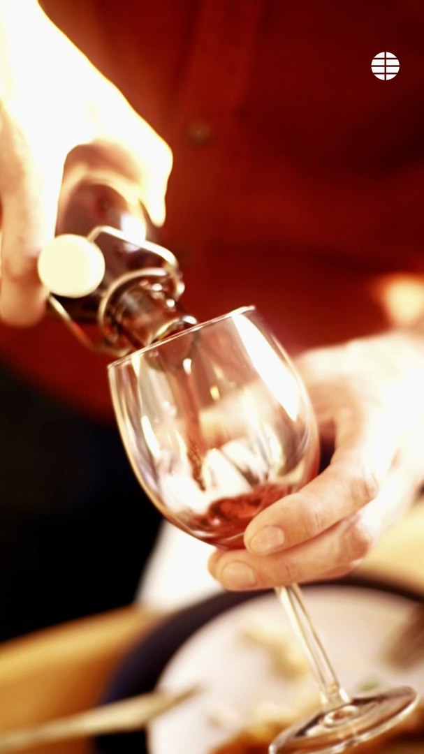 El consumo continuado de alcohol, incluso en cantidades que muchos consideran moderadas, puede adelantar en m�s de una d�cada la aparici�n de un ictus hemorr�gico y aumentar significativamente su gravedad. Un nuevo estudio, realizado en el Massachusetts General Hospital y publicado en la revista Neurology, ha cuantificado esta relaci�n, demostrando que quienes beben de forma habitual tres o m�s bebidas alcoh�licas al d�a sufren esta lesi�n a los 64 a�os de media, frente a los 75 a�os de los no bebedores o bebedores ocasionales. Esta diferencia cr�tica se traduce en 11 a�os de vida saludable perdidos.