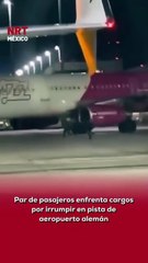 🚨 Dos viajeros perdieron la calma y forzaron una puerta de emergencia para correr hacia su avión en Alemania. Terminaron enfrentando problemas legales por el peligro que generaron.