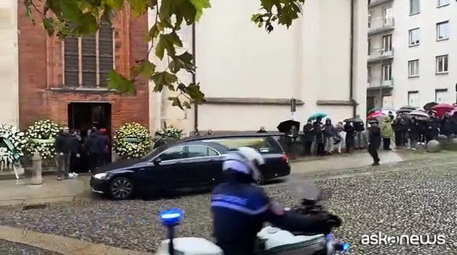 Ornella Vanoni, il figlio Cristiano Ardenzi e i nipoti accolgono il feretro tra gli applausi