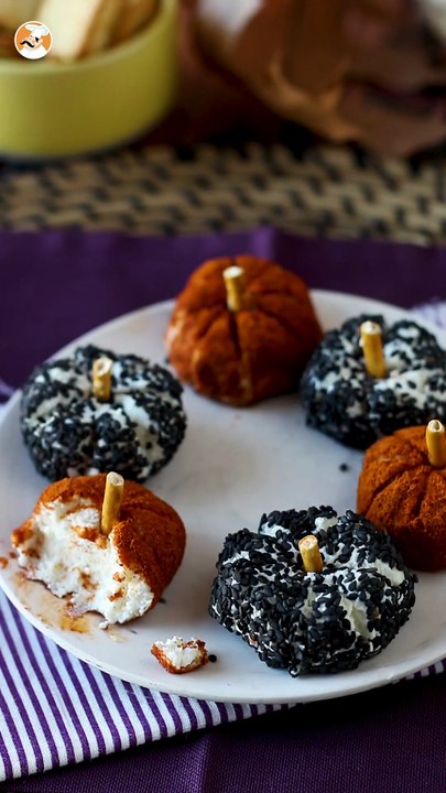 Aperitif cheese spread in the shape of pumpkins, perfect for halloween!