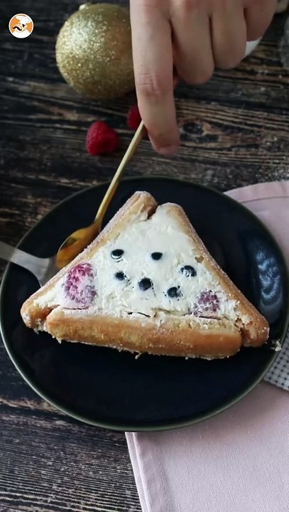You don't need a mould to make this cabin-shaped red berries log!
