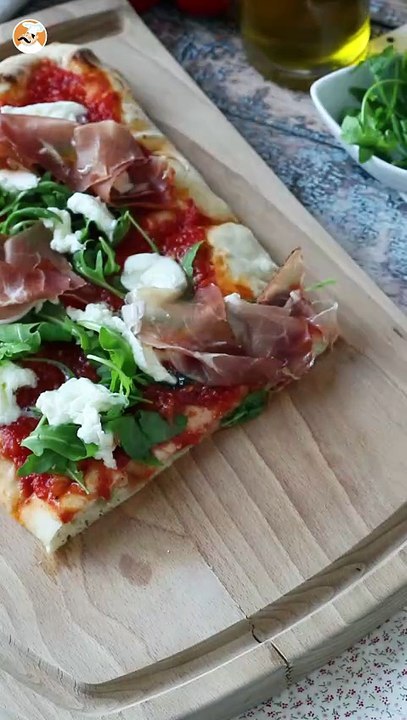 Salsa de tomate cruda al estilo mediterráneo, ideal como base para una pizza o una pinsa