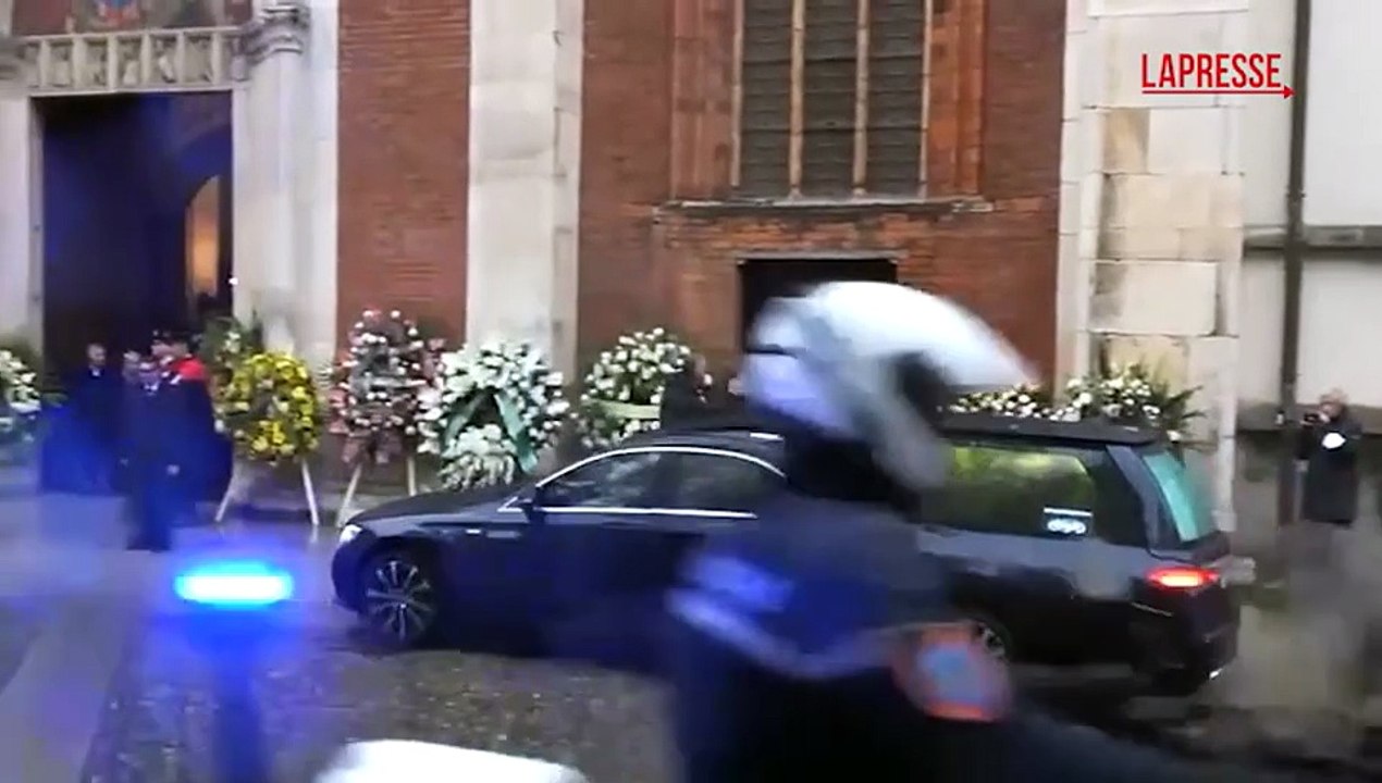 Ornella Vanoni, il feretro arriva nella chiesa di San Marco: ad attenderlo i figlio e i nipoti