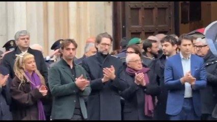 Un interminabile applauso dà l'ultimo saluto a Ornella Vanoni