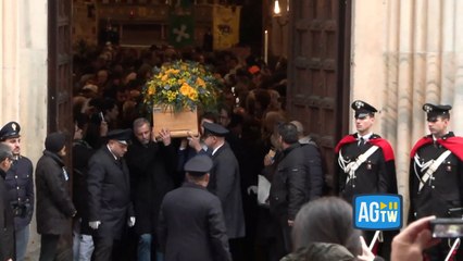 Ornella Vanoni, il lungo applauso all’uscita del feretro dalla Chiesa di San Marco