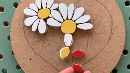 Mesmerizing process of making mosaic camomiles that look like real blooms
