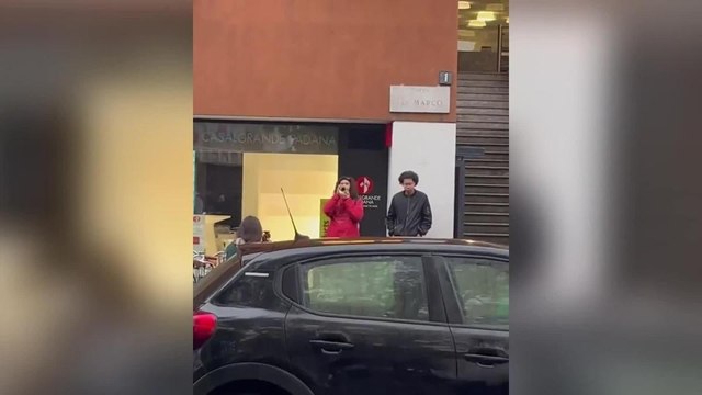 L'omaggio a Ornella Vanoni, una ragazza suona con la tromba «Senza fine» sotto la pioggia