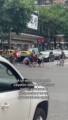 VIDEO: ¡Lluvia de billetes! Motociclista pensó que perdería su dinero en la calle