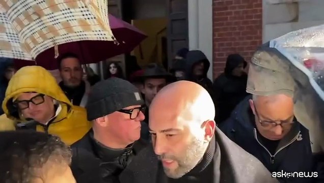 Funerale Vanoni, Giuliano Sangiorgi arriva in ritardo: Che rabbia