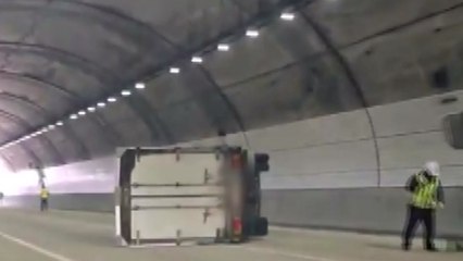 경기 광주 터널에서 2.5t 트럭 넘어져...한때 정체 / YTN