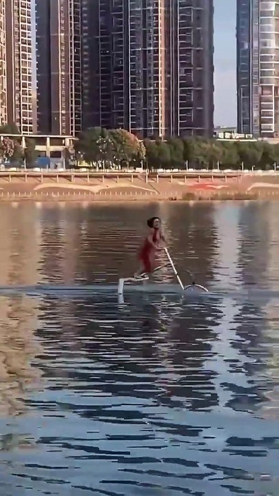Un vélo pour aller sur l'eau... invention géniale