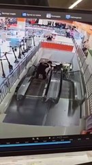 Transporter un écran plat sur un escalator... raté