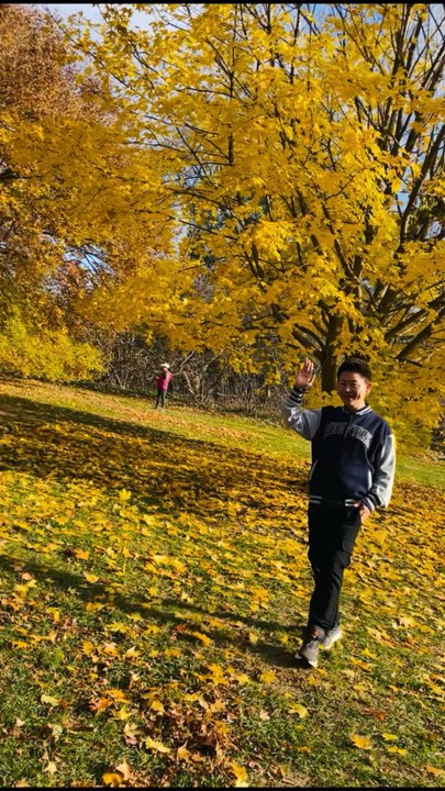The beautiful autumn scenery and a happy life: Nelson Wang visits Wave Hill. This video was shot on November 22, 2025.