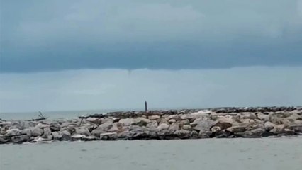 Livorno, trombe marine davanti alla Darsena