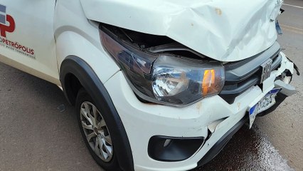 Mobi e Gol se envolvem em colisão no Bairro Periolo, em Cascavel