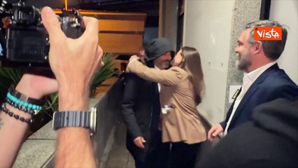 Abbracci per Conte e Fico all'arrivo al comitato elettorale a Napoli