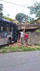 Estrutura desaba após ônibus avançar contra casa em BH