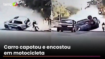 Carro desgovernado capota várias vezes, encosta em motocicleta e piloto sai ileso no Ceará