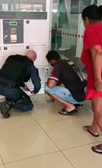 Criança de 3 anos é resgatada de armário de banco após ser trancada por irmão gêmeo; veja