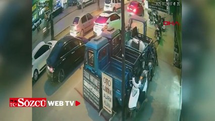 Otomobil, kaldırımdaki motosikletlere çarptı; kaza anı kamerada
