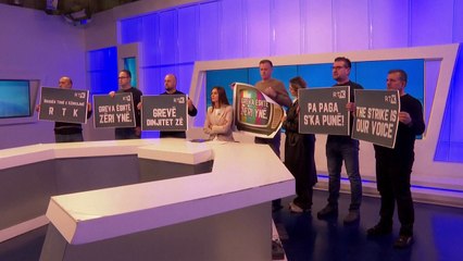 [나우쇼츠] 뉴스 생방송에 난입한 사람들?..."급여 달라" / YTN