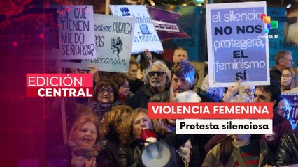 Mujeres andaluzas visten de negro en memoria de las víctimas de feminicidios