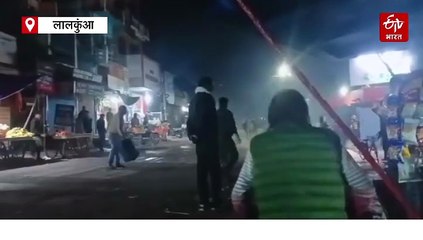 लालकुंआ में ऑउट ऑफ कंट्रोल हुये सांड, जमकर हुई भिड़ंत, ठेले भी पलटे